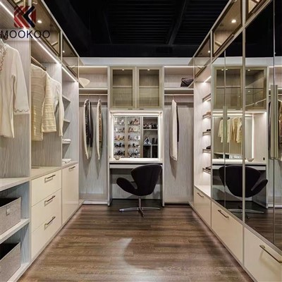 Bahrayndagi Xitoy fabrikasining ulgurji sotiladigan kamar ko'rgazmali rafi