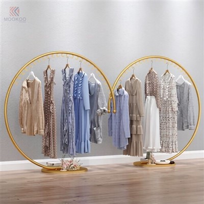 Butik chakana savdo do'konlari uchun laklangan polga tikilgan osilgan relsli oltin metall aylanadigan yarim oylik kiyim stendi