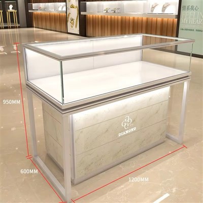 LuxeFrame yoritilgan marmar zargarlik buyumlari vitrini ko'tarilgan displey bilan